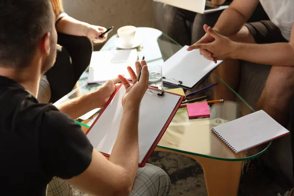 Grupo de jóvenes trabajadores de oficina caucásicos tienen reunión creativa para discutir nuevas ideas — Foto de Stock