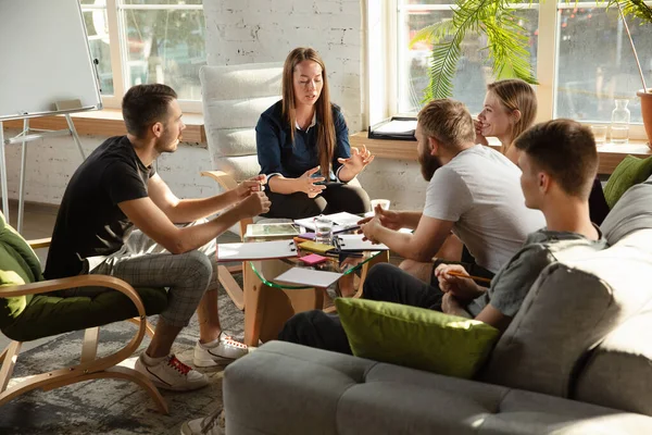 Grupo de jóvenes trabajadores de oficina caucásicos tienen reunión creativa para discutir nuevas ideas —  Fotos de Stock