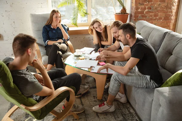 Grupo de jóvenes trabajadores de oficina caucásicos tienen reunión creativa para discutir nuevas ideas — Foto de Stock