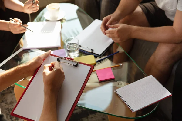 Gruppo di giovani impiegati caucasici hanno un incontro creativo per discutere nuove idee — Foto Stock