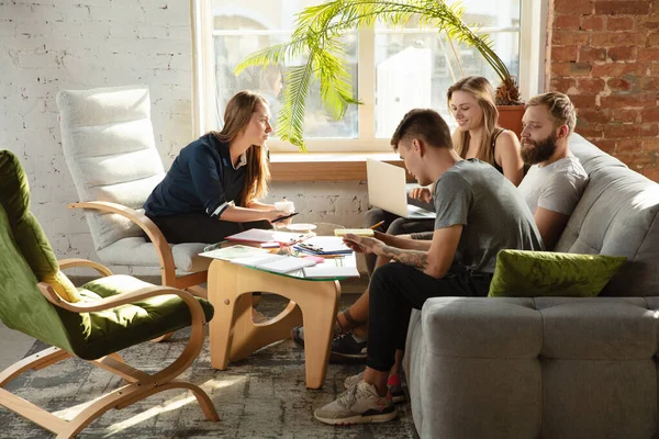 Groupe de jeunes employés de bureau caucasiens ont une réunion créative pour discuter de nouvelles idées — Photo