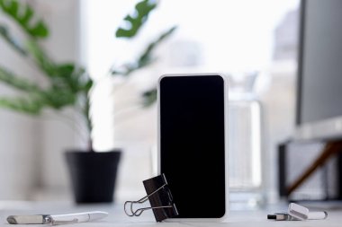 Mavili arkaplanda boş siyah akıllı telefon ekranını taklit et