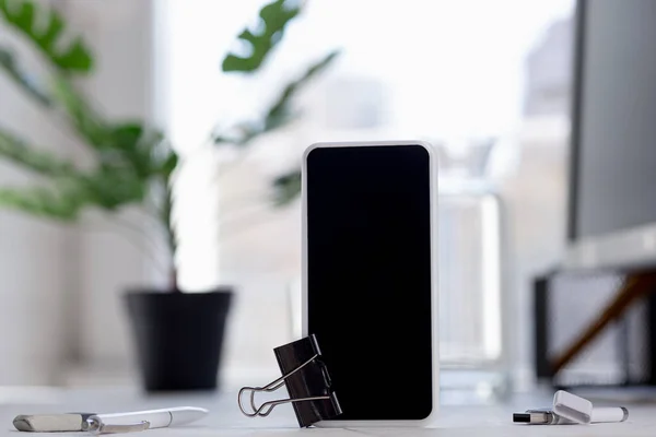 Mock up pusty czarny ekran smartfona na rozmazanym tle — Zdjęcie stockowe