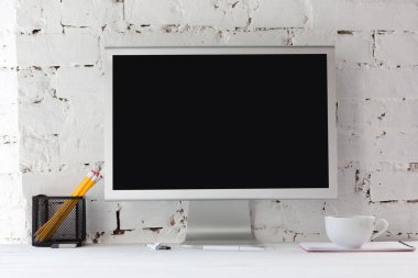 Beyaz tuğla duvar arkaplanındaki boş siyah ekranı düzenle