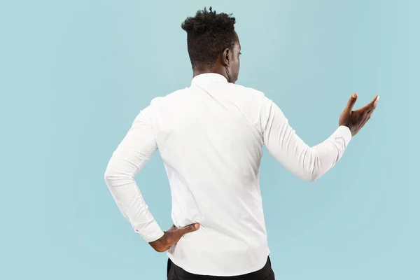 Jovem homem afro-americano isolado em fundo de estúdio azul, conceito de emoções humanas . — Fotografia de Stock