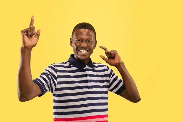 Joven afroamericano aislado sobre fondo de estudio amarillo, concepto de emociones humanas . — Foto de Stock