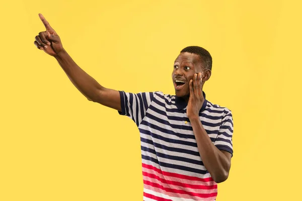 Joven afroamericano aislado sobre fondo de estudio amarillo, concepto de emociones humanas . — Foto de Stock