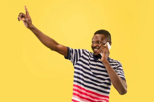 Joven afroamericano aislado sobre fondo de estudio amarillo, concepto de emociones humanas . — Foto de Stock