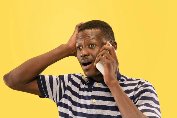 Joven afroamericano aislado sobre fondo de estudio amarillo, concepto de emociones humanas . — Foto de Stock