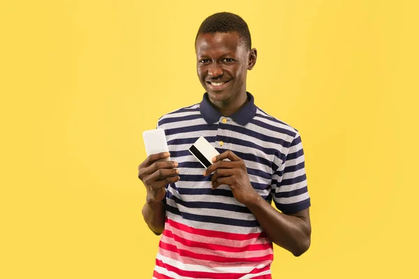 Joven afroamericano aislado sobre fondo de estudio amarillo, concepto de emociones humanas . — Foto de Stock