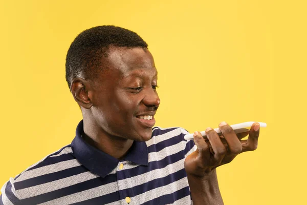 Jeune homme afro-américain isolé sur fond jaune studio, concept des émotions humaines . — Photo