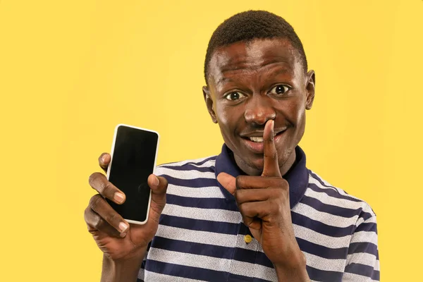 Joven afroamericano aislado sobre fondo de estudio amarillo, concepto de emociones humanas . — Foto de Stock