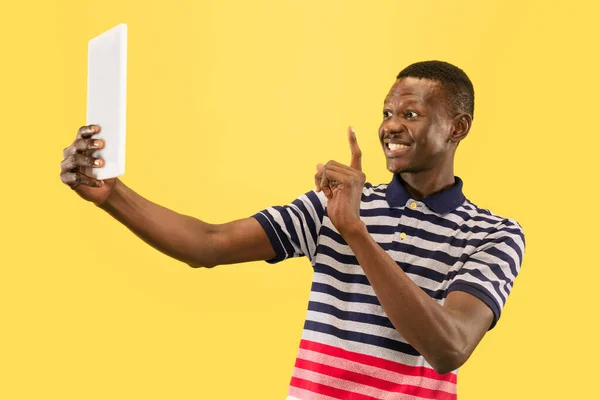 Joven afroamericano aislado sobre fondo de estudio amarillo, concepto de emociones humanas . — Foto de Stock