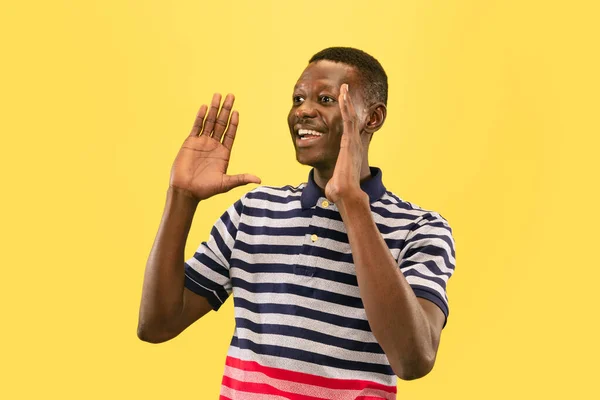 Joven afroamericano aislado sobre fondo de estudio amarillo, concepto de emociones humanas . — Foto de Stock