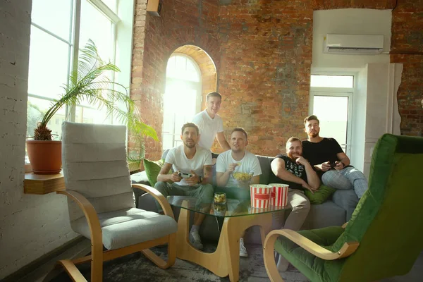 Grupa przyjaciół podekscytowany grając w gry wideo w domu — Zdjęcie stockowe