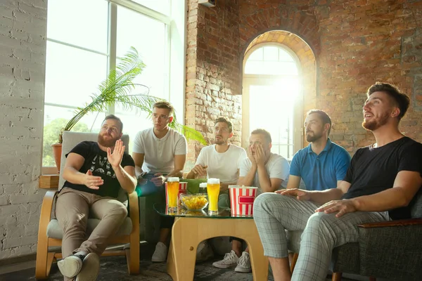 Grupo de amigos emocionados jugando videojuegos en casa — Foto de Stock