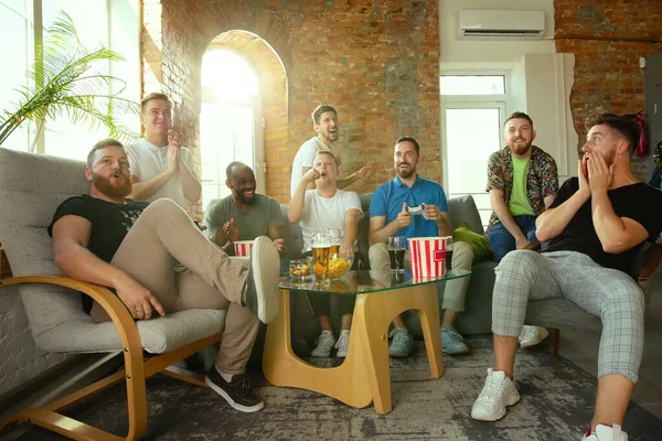 Groep opgewonden vrienden spelen van videospellen thuis — Stockfoto