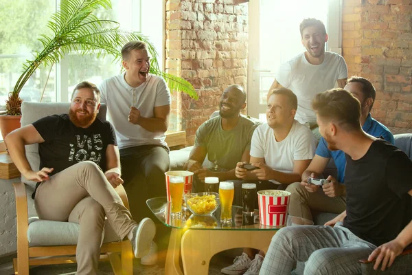 Група схвильованих друзів, які грають у відеоігри вдома — стокове фото