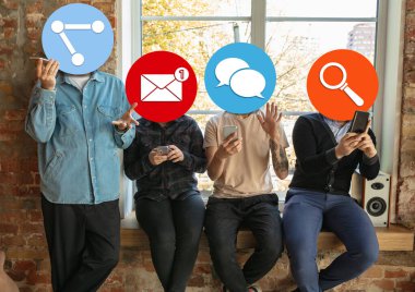 Sosyal medyayı bağlayan ve paylaşan yaratıcı yeni nesil insanlar. Kafalar olarak modern Ui simgeleri