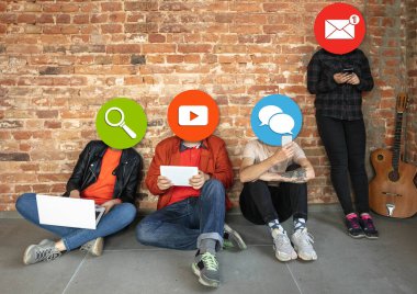 Sosyal medyayı bağlayan ve paylaşan yaratıcı yeni nesil insanlar. Kafalar olarak modern Ui simgeleri