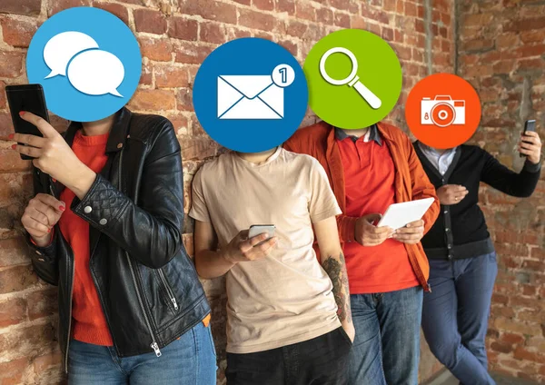 Pessoas criativas do milênio conectando e compartilhando mídias sociais. Ícones UI modernos como cabeças — Fotografia de Stock