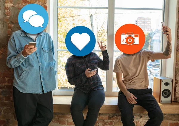 Творческие люди тысячелетия соединяют и делятся социальными сетями. Современный пользовательский интерфейс — стоковое фото