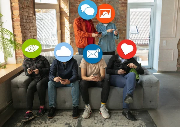 Personas creativas y milenarias conectando y compartiendo redes sociales. Iconos de interfaz de usuario moderna como cabezas —  Fotos de Stock