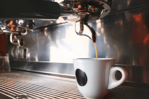 Stilvolle schwarze Espressomaschine, die zwei Tassen Kaffee braut, gedreht im Café. — Stockfoto