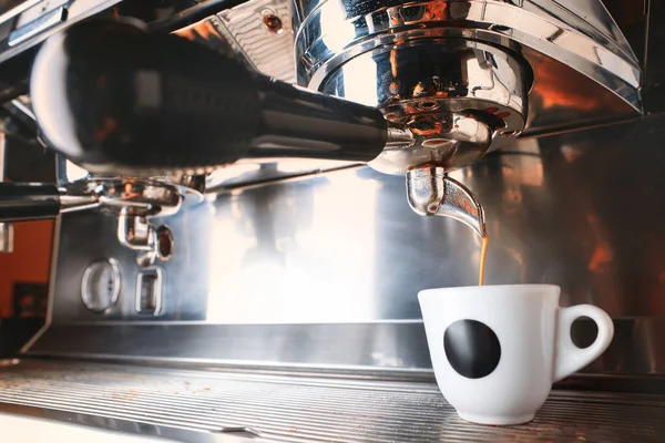 Elegante máquina de café espresso negro que prepara dos tazas de café, disparado en la cafetería . —  Fotos de Stock