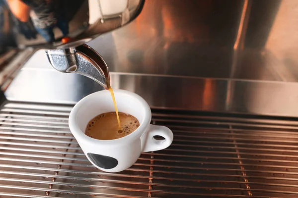 Elegante máquina de café espresso negro que prepara dos tazas de café, disparado en la cafetería . — Foto de Stock