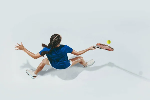 Jonge vrouw in blauw shirt tennissen. Jeugd, flexibiliteit, macht en energie. — Stockfoto