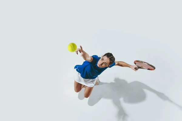O tânără cu cămaşă albastră jucând tenis. Tineret, flexibilitate, putere și energie . — Fotografie, imagine de stoc