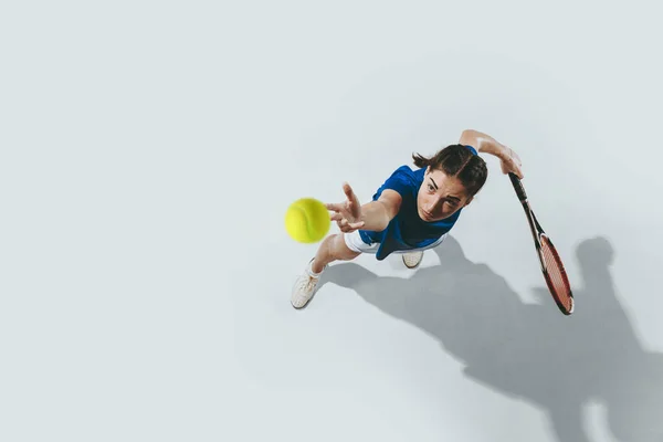 Jonge vrouw in blauw shirt tennissen. Jeugd, flexibiliteit, macht en energie. — Stockfoto