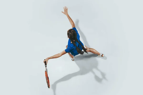 穿着蓝色衬衫的年轻女子打网球. 青年、灵活性、力量和精力. — 图库照片