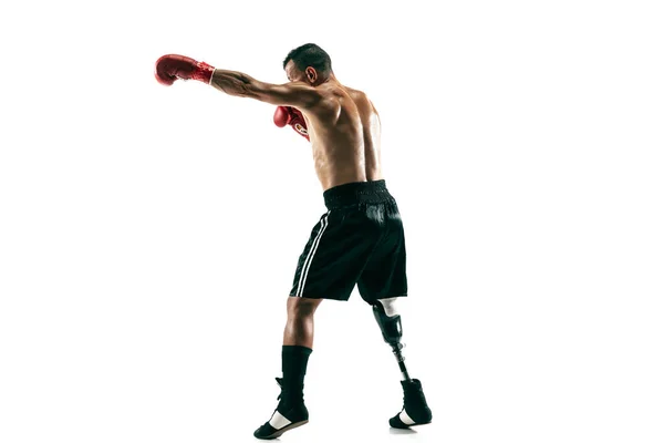 全长肖像肌肉运动员与假腿，复制空间。 戴红色手套的男性拳击手. — 图库照片