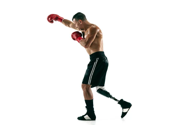 Retrato completo de deportista musculoso con pierna protésica, espacio para copiar. Boxeador masculino en guantes rojos . — Foto de Stock