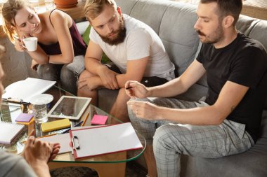 Bir grup Kafkasyalı genç ofis çalışanı yeni fikirleri tartışmak için yaratıcı bir toplantı yapıyorlar.