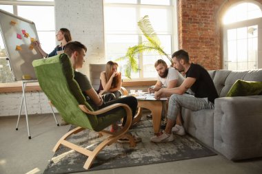 Bir grup Kafkasyalı genç ofis çalışanı yeni fikirleri tartışmak için yaratıcı bir toplantı yapıyorlar.