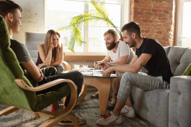 Bir grup Kafkasyalı genç ofis çalışanı yeni fikirleri tartışmak için yaratıcı bir toplantı yapıyorlar.