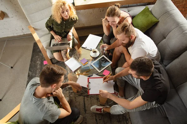 Grupo de jóvenes trabajadores de oficina caucásicos tienen reunión creativa para discutir nuevas ideas — Foto de Stock