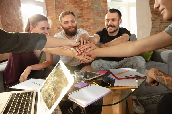 Grupo de jóvenes trabajadores de oficina caucásicos tienen reunión creativa para discutir nuevas ideas — Foto de Stock