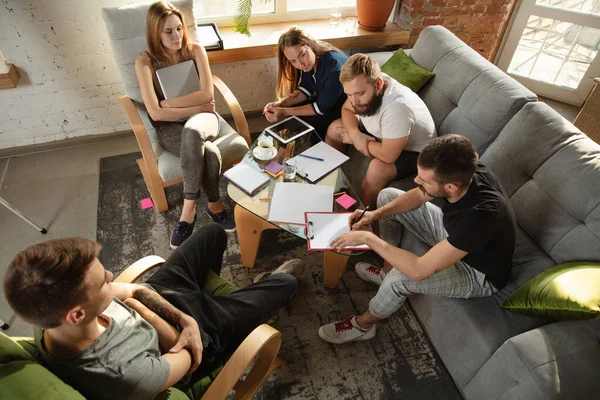 Grupo de jóvenes trabajadores de oficina caucásicos tienen reunión creativa para discutir nuevas ideas —  Fotos de Stock