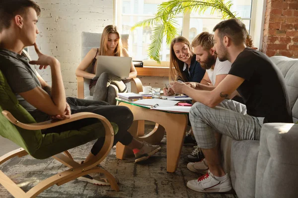 Grupo de jóvenes trabajadores de oficina caucásicos tienen reunión creativa para discutir nuevas ideas — Foto de Stock