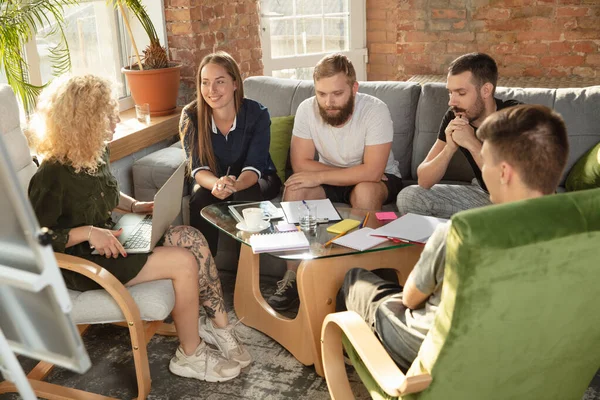 Grupo de jóvenes trabajadores de oficina caucásicos tienen reunión creativa para discutir nuevas ideas —  Fotos de Stock