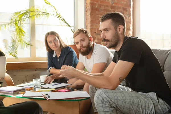 Gruppo di giovani impiegati caucasici hanno un incontro creativo per discutere nuove idee — Foto Stock