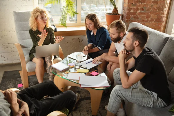 Bir grup Kafkasyalı genç ofis çalışanı yeni fikirleri tartışmak için yaratıcı bir toplantı yapıyorlar. — Stok fotoğraf