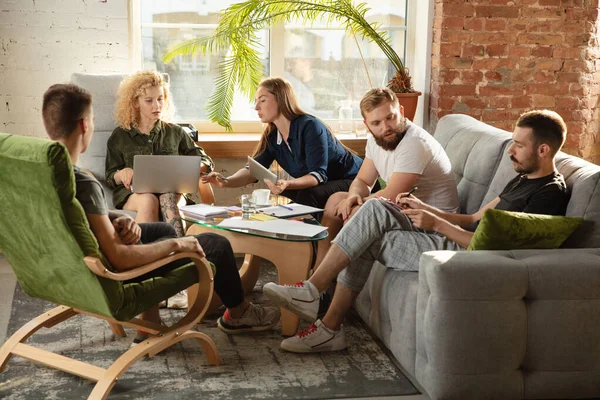 Gruppen av unga kaukasiska kontorsanställda har kreativt möte för att diskutera nya idéer — Stockfoto