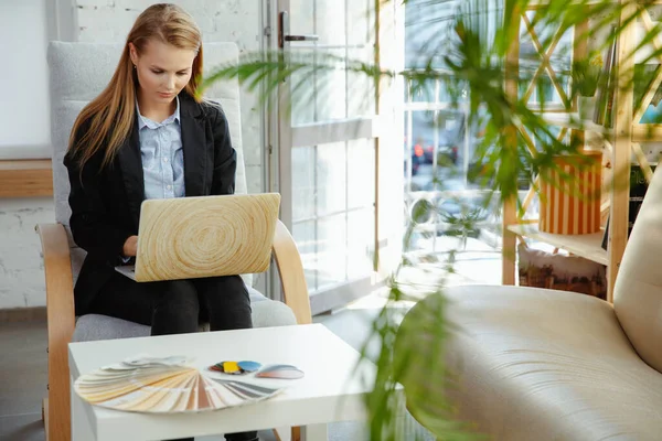 Дизайнер интерьера работает в современном офисе. Молодая деловая женщина в современном интерьере . — стоковое фото