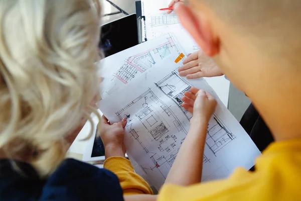 Innenarchitektin bei der Arbeit mit jungen Paaren. schöne Familie und professioneller Designer oder Architekt. — Stockfoto