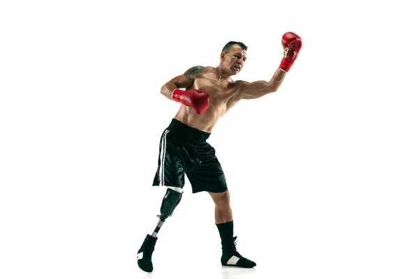 Retrato completo de deportista musculoso con pierna protésica, espacio para copiar. Boxeador masculino en guantes rojos . — Foto de Stock